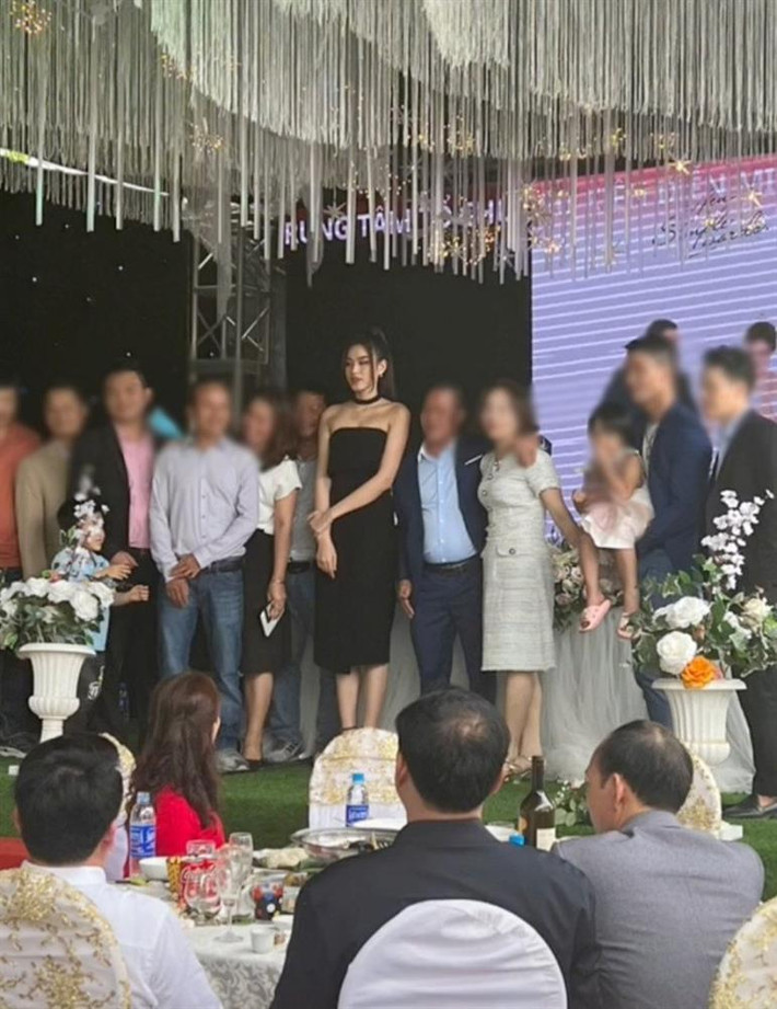 ứng giữa dàn khách mời, mỹ nhân gốc Thanh Hóa nổi bần bật nhờ chiều cao lý tưởng, hơn nguyên dàn trai gái đến nửa cái đầu.