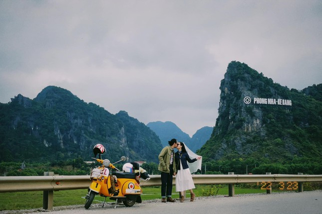 "Mình hỏi vu vơ với bạn gái: "Đi xuyên Việt không?", và 2 tuần sau, mình nhận được cái gật đầu đồng ý. Mình đã từng rong ruổi như vậy vào tuổi 22 và vẫn luôn ấp ủ lần nữa lại được tận hưởng cảm giác tự do tự tại như vậy. Với mình hạnh phúc không phải là kiếm được nhiều tiền, trở thành một ai đó mà là được sống với những gì mình mong muốn, được làm những điều mình dự định", nhiếp ảnh gia trẻ tâm sự.