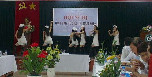 Bên cạnh đó, cũng có một số ít ý kiến phản bác lại, cho rằng tiết mục trên cũng như bao tiết mục khác, chỉ đơn thuần mang tính chất giải trí. Tuy nhiên, sự thật vụ việc này thế nào, đây có phải là tiết mục có thật trong hội nghị hay là ảnh photoshop, Kiến Thức sẽ thông tin tới bạn đọc.