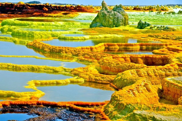 9. Dallol, Ethiopia. Ngày nay, hoạt động khai thác muối diễn ra ở vùng lân cận của Núi lửa Dallol, vì vậy nói đúng ra đây không phải là một khu vực hoang sơ. Nhưng khu vực ngay gần sát núi lửa, tất nhiên không thể ở được.