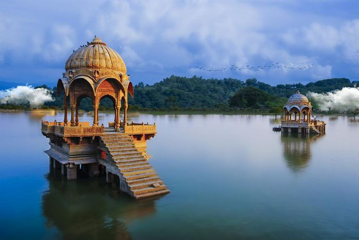 3. Hồ Gadisar, Ấn Độ. Hồ nhân tạo này được tạo ra từ những năm 1300, cũng giống như sa mạc của Rajasthan thì hồ Gadisar là một điểm du lịch chính nổi tiếng với nhiều đền thờ cổ kính, khu bảo tồn động vật hoang dã gần đó cũng là điểm dừng chân phổ biến của các loài chim di cư.