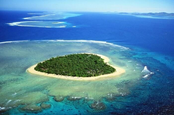 2. Đảo Tavarua hình trái tim - Fiji. Tavarua là một hòn đảo hình trái tim, gần Viti Levu, đảo chính của Fiji. Bao quanh đảo là bãi cát trắng mịn, những rặng san hô đẹp mê hồn. Khi đến đây, du khách có thể lướt sóng, câu cá, lặn biển hoặc chèo thuyền với cơ sở vật chất tiện nghi. Do hòn đảo là một khu resort nên bạn sẽ không cần phải lo lắng về việc ăn uống và thư giãn. Tại đây có đầy đủ các nhà hàng và cơ sở vật chất để phục vụ mọi nhu cầu của khách.