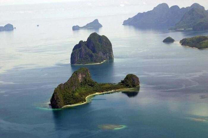 3. Đảo Dilumacad hình trực thăng, Philippines. Đảo Dilumacad ở El Nido, Palawan thu hút sự chú ý của du khách bởi hình dáng như một máy bay trực thăng không có cánh quạt. Đến gần đảo, bạn sẽ được chiêm ngưỡng những vách đá cao và rừng nhiệt đới rậm rạp. Phía "đuôi trực thăng" là những bãi biển cát trắng mịn màng.