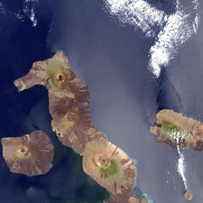 5. Đảo Isabela hình cá ngựa - Galapagos, Ecuador. Với diện tích 4.640 m2, Isabela là hòn đảo lớn nhất trong quần đảo Galapagos, được hình thành bởi sự hợp thành của 6 ngọn núi lửa khoảng 1 triệu năm trước đây. Đây cũng được biết đến là lãnh thổ của vô số các loài rùa hoang dã, với số lượng nhiều hơn tất cả các hòn đảo khác ở Galapagos cộng lại.