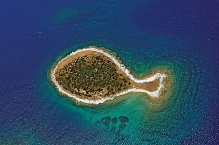 6. Đảo hình cá, Croatia. Khi nghỉ ở Croatia, bạn không nên bỏ qua cảnh đẹp của quần đảo Brijuni. Với 14 hòn đảo nhỏ nằm ở phía bắc biển Adriatic, Brijuni không chỉ là điểm khảo cổ nổi tiếng nhờ 200 dấu chân khủng long, mà còn thu hút sự chú ý của du khách nhờ đảo Gaz với hình dáng như một con cá nhỏ xinh. Đảo hình cá tuyệt đẹp thuộc quần đảo Brijuni, Croatia.