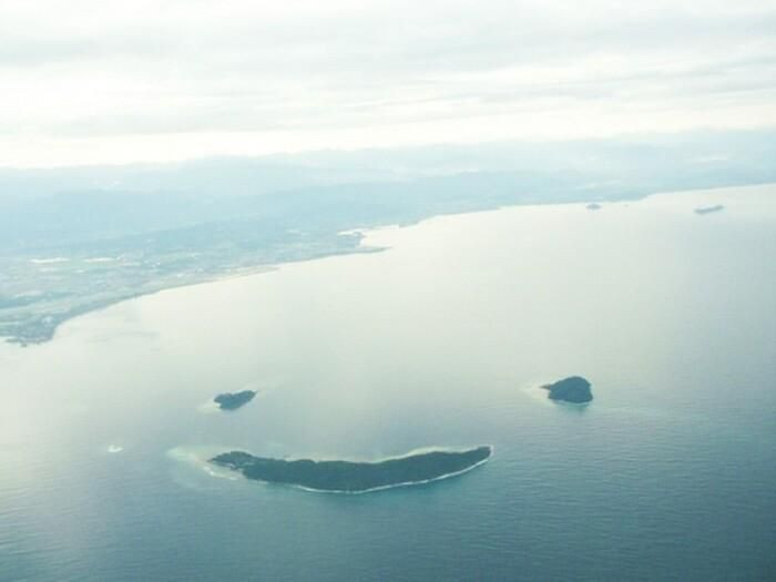 9. Quần đảo biểu tượng mặt cười, Malaysia. “Nụ cười” Malaysia được tạo thành từ các hòn đảo Manukan, Mamutick và Sulug. Đây là 3 trong số 5 hòn đảo thuộc công viên quốc gia Tunku Abdul Rahman, cách Kota Kinabalu từ 3-8km..