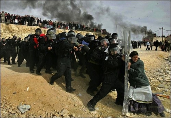 Một người phụ nữ chống lại cảnh sát Israel khi bị buộc khỏi đi khỏi nơi cư trú bị cho là bất hợp pháp của mình ở Bờ Tây.