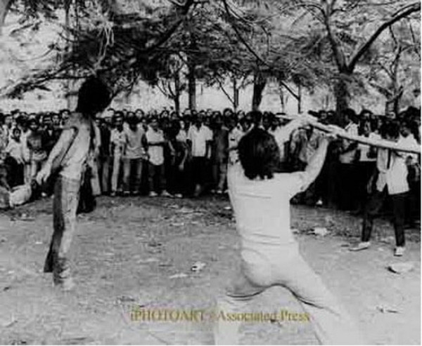 Cuộc tấn công đẫm máu ở Đại học Thammasat, Thái Lan năm 1977 khi các sinh viên bị bắn, bị đánh đến chết.