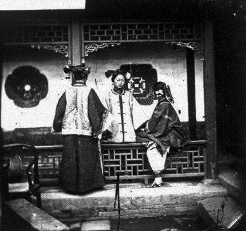 Hình ảnh năm 1868 ghi lại cảnh 3 người phụ nữ Trung Quốc đang trò chuyện với nhau trước sân nhà.
