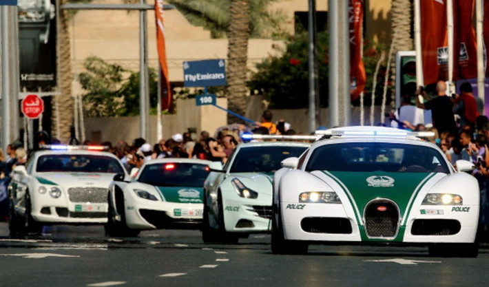 7. Siêu xe ở khắp nơi. Khái niệm 'siêu xe' ở UAE dường như vô cùng khác biệt với phần còn lại của thế giới. Du khách có thể đi trên một chiếc Bugatti từ các ứng dụng đặt xe công nghệ hay bắt gặp các cảnh sát đi Ferrarri FF, Lamborghini Aventador và Bugatti Veyron để tuần tra trên các đường phố Dubai.