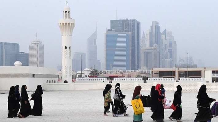 3. Luật pháp nghiêm ngặt UAE là một trong những quốc gia có luật pháp nghiêm ngặt nhất trên thế giới. Từ việc phạt tù những người có hành vi chửi bới trên mạng xã hội tới việc xử phạt vì chụp ảnh bừa bãi ở nơi công cộng. Rất nhiều điều được coi là bình thường ở những nơi khác có thể bị phạt tiền nặng hơn là trục xuất hoặc bỏ tù ở UAE. Chưa kể tới việc là quốc gia nổi tiếng với 'nắng và gió cát sa mạc' nhưng nếu du khách lái một chiếc xe bụi bặm dạo quanh thành phố cũng sẽ bị phạt vì làm mất mỹ quan. Tất cả những hành động thể hiện tình cảm nơi công cộng thậm chí là nắm tay cũng đều bị cấm.
