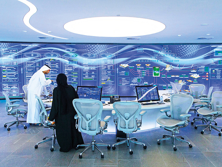 6. Làm việc 4 ngày rưỡi/tuần. Từ tháng 12 năm nay, UAE công bố dự thảo về việc thực hiện chính sách làm việc 4.5 ngày/tuần. Theo đó, tuần làm việc chính thức tại quốc gia này sẽ bắt đầu từ thứ Hai cho tới trưa thứ Sáu. Nửa ngày còn lại của thứ Sáu và thứ Bảy, Chủ nhật sẽ được tính là cuối tuần nhằm thúc đẩy sự cân bằng giữa công việc và cuộc sống. Hãng thông tấn Emirates (WAM) cho biết chính sách mới này dự kiến sẽ được áp dụng từ đầu năm 2022.