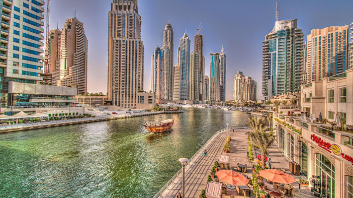 5. Những trải nghiệm xa hoa. UAE chắc chắn là điểm đến lý tưởng cho những ai đang tìm kiếm một chuyến đi xa hoa, hào nhoáng. Những khách sạn và khu nghỉ dưỡng tại đây đều thuộc top đắt đỏ nhất thế giới. Những mức giá 'trên trời' như 24.000 USD cho một đêm nghỉ tại Burj Al Arab hay thuê siêu du thuyền, máy bay trực thăng, khinh khí cầu ở sa mạc Safaris cũng đều tiêu tốn hàng nghìn USD.