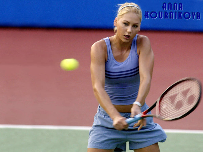 Cùng với sự nổi tiếng về hình ảnh Kournikova cũng bị xếp thứ 18 trong "25 sự thất vọng của thể thao trong 25 năm gần đây". Song song đó Anna cũng được bình chọn vào top 10 nữ vận động viên quyến rũ nhất thế giới.
