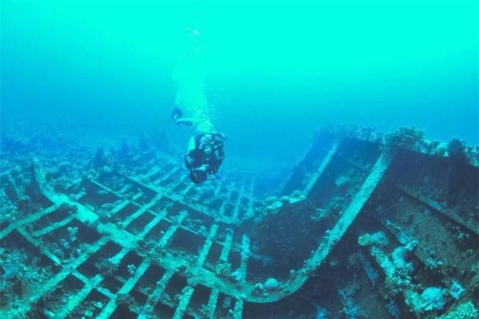 10. Giannis D, Biển Đỏ. Với chiều dài 330 feet (~ 100.584m), Giannis D là một trong những con tàu đắm lớn nhất nằm ở phía bắc Biển Đỏ. Đây là tàu chở hàng của Hy Lạp từng được sử dụng để vận chuyển gỗ nhưng đã bị chìm vào năm 1983 sau khi đâm phải một bãi đá ngầm.