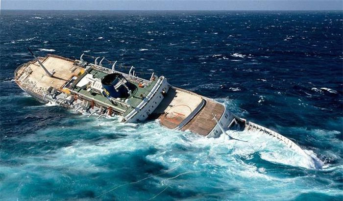 5. MTS Oceanos, Nam Phi. Con tàu MTS Oceanos là do Pháp chế tạo, nó từng là một tàu du lịch nổi tiếng nhưng bị nhấn chìm ngoài khơi bờ biển phía đông Nam Phi trong một cơn bão lớn gây rò rỉ trong buồng máy. Các thợ lặn hiện có thể đến thăm xác tàu tuy nhiên còn gặp muôn vàn khó khăn trong việc tiếp cận nó bởi dòng chảy rất mạnh và nhiều cá mập xung quanh.
