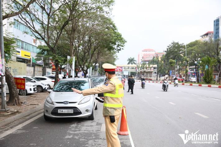 Biển thông báo chốt đo nồng độ cồn, hàng cọc tiêu, dây phản quang… được lực lượng chức năng bố trí. Tất cả người điều khiển phương tiện có biểu hiện đã sử dụng rượu bia đều được tổ công tác yêu cầu kiểm tra.