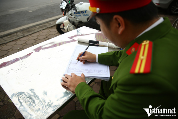 Đại úy Mai Thành Huynh cũng cho biết, việc can thiệp, xin bỏ qua cho người vi phạm nồng độ cồn cũng giảm rõ rệt. Nếu như trước kia, việc đầu tiên mà người vi phạm làm là rút điện thoại ra “cầu cứu” người thân thì bây giờ họ chấp hành ngay.