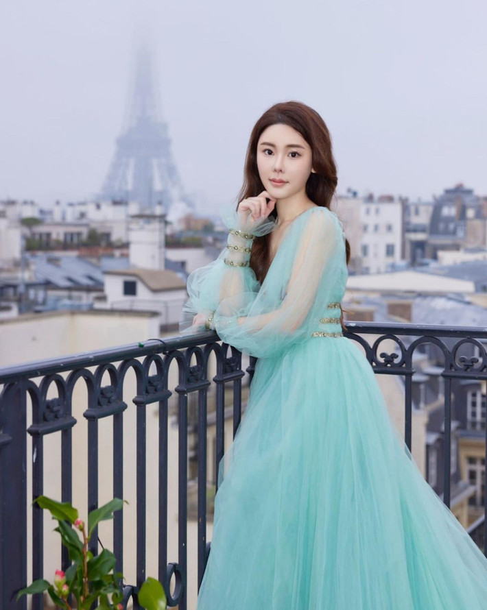 hái Thiên Phượng từng là gương mặt trang bìa của tạp chí thời trang Vogue, L'Officiel Monaco. Cô được mệnh danh là "biểu tượng thời trang của Hong Kong", "blogger tạo ra xu hướng với lượng người theo dõi toàn cầu".