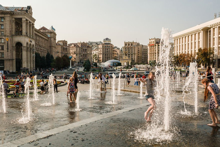 Chia sẻ cảm nhận về thành phố Kyiv, Kelly nói: "Tôi yêu thành phố này. Kyiv là một điểm du lịch tuyệt đẹp. Mọi ngóc ngách đều yên bình, vừa sống động vừa cũ kỹ, đồ ăn ngon".