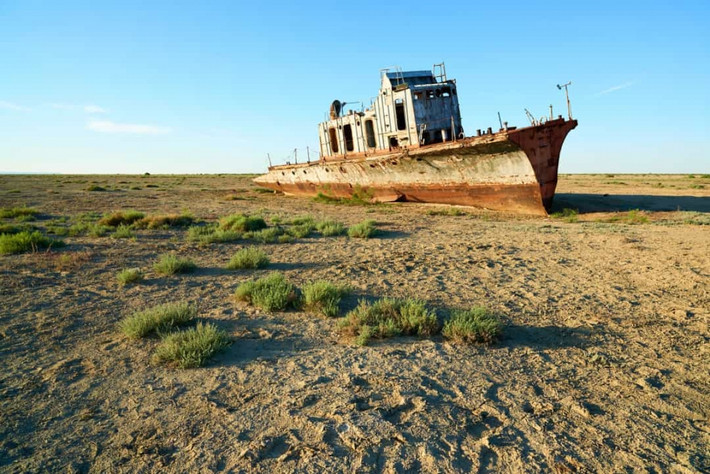 Tàu trên sa mạc. Nếu tới sa mạc bên ngoài Moynaq, Uzbekistan, bạn sẽ tìm thấy một số con tàu gỉ sét. Trên thực tế, khu vực này, được gọi là Biển Aral, là biển kín lớn thứ tư trên thế giới. Tuy nhiên, nó đã cạn kiệt trong hơn 40 năm qua.
