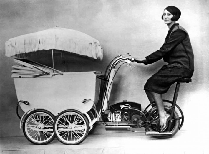 Pramobile được phát minh vào những năm 1920, với tốc độ tối đa là hơn 24 km/giờ. Cha mẹ và em bé có thể sử dụng thiết bị này trên đường phố bất cứ lúc nào.