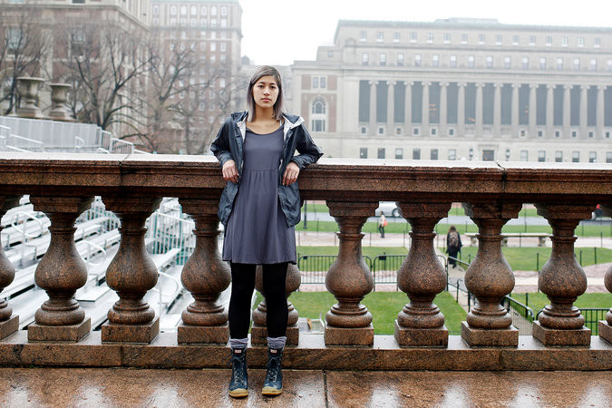 Sulkowicz Emma quyết tâm thực hiện dự án của mình và nói rằng sẽ mang tấm đệm đến bất cứ nơi nào cô có thể. Mang đệm lên lớp học, thư viện, phòng tập thể dục... Sulkowicz Emma làm vậy cho đến khi nào kẻ bị cô cáo buộc đã có hành động hiếp dâm bị đuổi khỏi trường hoặc tự rời khỏi trường học. Sulkowicz Emma bị hãm hiếp trên chính chiếc giường trong phòng kí túc của mình và cô chắc chắn tên yêu râu xanh này là một người ở trong trường.