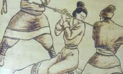 Thời Tây Chu: Tái phạm 3 lần sẽ không dung thứ. Thời Tây Chu, xã hội văn minh vừa mới bắt đầu, tất cả mọi thứ vẫn đang trong tình trạng hỗn loạn. Pháp luật khi đó vẫn rất mơ hồ. Những điều luật dưới thời Tây Chu đến nay không còn tồn tại nhiều, chỉ có thể tìm thấy vết tích của chúng trong một số cuốn sách cổ. Như trong cuốn “Thượng thư – Quân Trần” có ghi chép: Đối với những người làm tổn hại cương thường lễ giáo, gây nhiễu loạn phong tục đạo đức, nếu tái phạm tới 3 lần thì không thể dung tha. Hành vi “cầm thú” như tội gian dâm cũng bị liệt vào hành vi làm tổn hại cương thường lễ giáo.