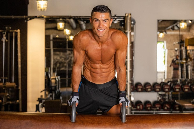 Cristiano Ronaldo đang trong kỳ nghỉ sau khi hoàn thành mùa giải 2021/22. Trong lúc các đồng nghiệp tranh thủ đi nghỉ mát, chân sút người Bồ Đào Nha vẫn tập luyện để duy trì vóc dáng. CR7 để lộ thân hình với những múi cơ săn chắc.
