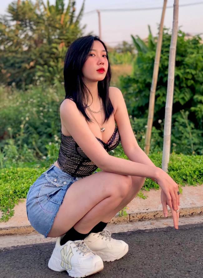 Băng Nhi sở hữu gương mặt khả ái, vóc dáng nóng bỏng với chiều cao 1m64 cùng số đo 3 vòng 82-59-91cm.
