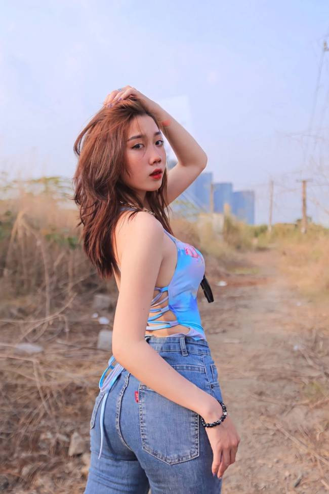 Cô thường xuyên kết hợp quần jean với áo croptop để trẻ trung, năng động hơn với thời trang đời thường.