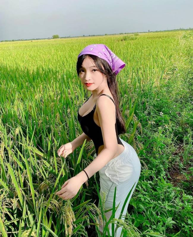 Cô từng gây tranh cãi khi mặc gợi cảm đi cấy lúa, trang phục bodysuit khoét hông cao, ôm dáng.