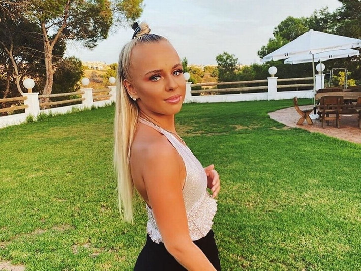 Lara Clausen, một cô gái người Iceland, cho biết mình đã qua đêm với Foden trước khi các nhân viên an ninh của đội tuyển Anh xông vào phòng khách sạn lúc 6h sáng để tìm cầu thủ.