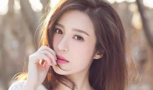 Cằm đầy đặn. Với chiếc cằm đầy đặn cho thấy đây là người con gái rất yêu đời, không những là người vui tính, dễ hòa đồng mà còn là một người phụ nữ rất tốt bụng, không có tâm địa độc ác, thích hướng thiện theo Phật.