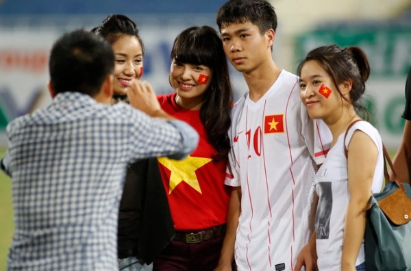 Sau mỗi trận đấu của tuyển U19 Việt Nam, Công Phượng luôn là tâm điểm săn đón của các fan nữ. Chàng trai rất lạnh lùng khi chụp ảnh cùng các cô gái và khá nhiều lần bị họ níu giữ, không cho về.