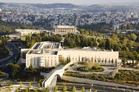 2. Số phận của Israel: Trong đoạn thứ 34 của bức thư Epistle, Nostradamus đã viết rằng Jerusalem sẽ bị tấn công từ nhiều phía, và hải quân phương Tây sẽ giúp Israel trong cuộc chiến này.