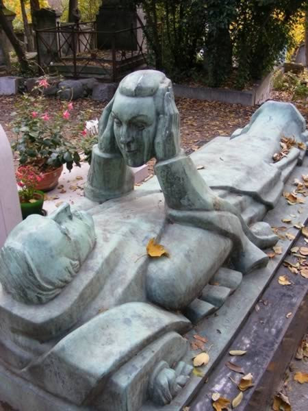 4. Chết vẫn say mê ngắm mặt vợ: Fernand Arnelot từng là một nhạc sỹ kiêm diễn viên. Ông đã chết vào năm 1990 và được chôn tại nghĩa trang Pere Lachaise. Ngược hoàn toàn với đôi vợ chồng trên, ông vẫn muốn mãi mãi được nhìn thấy khuôn mặt của vợ mình nên mới có hình ảnh lãng mạn và xúc động như vậy trên mộ của ông.