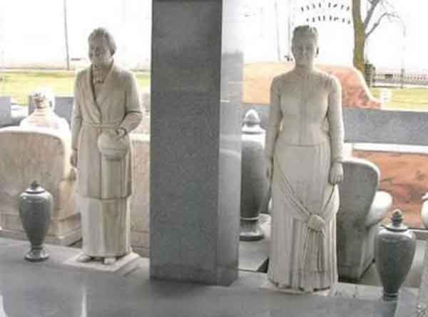 9. Người chết “tẩu tán” hết tiền: Những khu mộ được xây từ năm 1930 tại nghĩa trang Muont Hope Cemetery ở gần phía đông nam ngoại ô Hiawatha thuộc bang Kansas được coi là thắng cảnh nổi tiếng nhất của thành phố này. Khi 24 tuổi, John Milburn Davis đã đến Hiawatha làm thuê vào năm 1879. Một thời gian sau ông kết hôn với Sarah Hart là con gái của ông chủ. Sau đó David đã mở được trang trại riêng và công việc làm ăn phát đạt. Vợ chồng ông đã có cuộc hôn nhân kéo dài 50 năm. Khi Sarah mất vào năm 1930 thì gia đình David đã trở nên giàu có. Suốt 7 năm sau đó John David đã bỏ ra một khoản tiền lớn của gia đình mình để xây dựng tượng trên mộ của vợ.