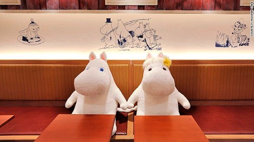 Trong quán cafe đặc biệt này, Moomins được thiết kế theo nhiều kích cỡ khác nhau và được "trang điểm" bởi một vài món phụ kiện khá ngộ nghĩnh.
