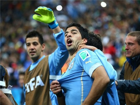 Sau trận đấu với Ghana, Uruguay giành chiến thắng do Ghana sút luân lưu kém may mắn... Suarez khẳng định rằng nếu được anh sẽ vẫn cản phá cú sút đó bằng tay, bất chấp mọi búa rìu, chỉ trích.