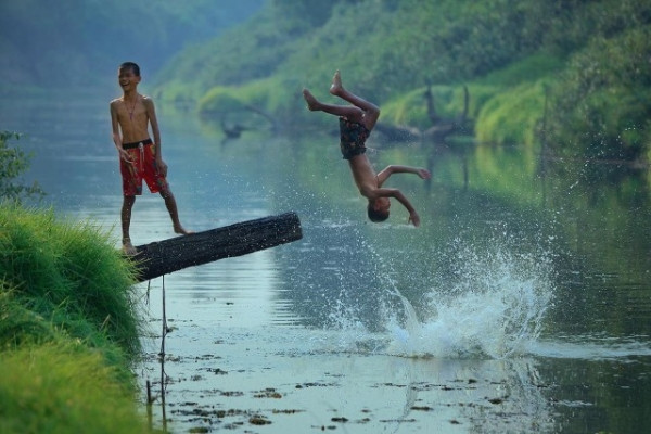 Người dân Thái Lan, đặc biệt ở các vùng thôn quê rất gắn bó với sông nước.