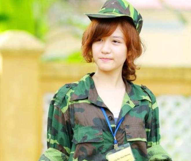 Nguyễn Hà Thảo Hương, hot girl mặt mộc trường THPT Nguyễn Bỉnh Khiêm, Hà Nội được nhiều người biết đến qua bộ ảnh mặc quân phục dễ thương cùng gương mặt đẹp tự nhiên.