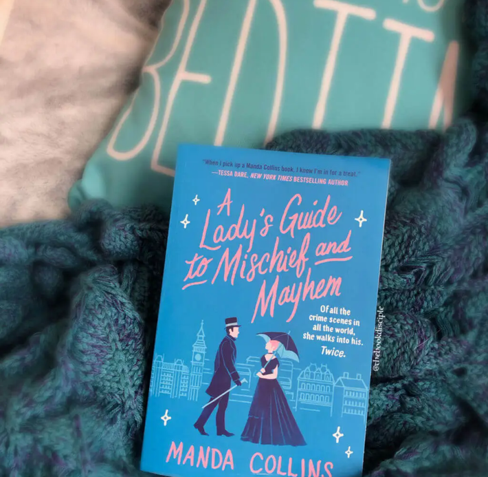 A Lady's Guide to Mischief and Mayhem (tác giả Manda Collins) là câu chuyện mang cả màu sắc trinh thám, đôi nét lãng mạn và cả sắc thái bí ẩn trong nội dung tác phẩm. Bối cảnh diễn ra ở Anh vào thế kỷ 19, sau nhiều nỗ lực, cảnh sát đã bắt giữ được một nghi phạm giết người chuyên nhắm vào phụ nữ. Tuy nhiên nhà báo Lady Katherine Bascomb lại nghi ngờ rằng họ đã bắt sai người. Cuối cùng, cô đã phối hợp cùng thám tử Andrew Eversham quyết tâm tìm kẻ giết người thực sự. Ảnh: The Book Disciple.