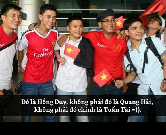 Không chỉ cung cấp những hình ảnh trực tiếp cho người hâm mộ cả nước, Nguyễn Ân còn ghi dấu ấn với những bình luận vô cùng hài hước.