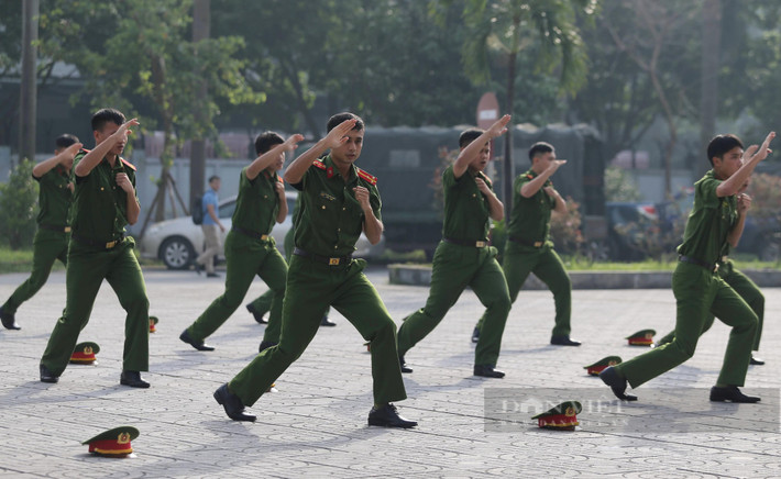 Phần trình diễn tình huống võ thuật của lực lượng công an để lại nhiều ấn tượng, thể hiện sức mạnh, bản lĩnh trong đấu tranh, trấn áp tội phạm.