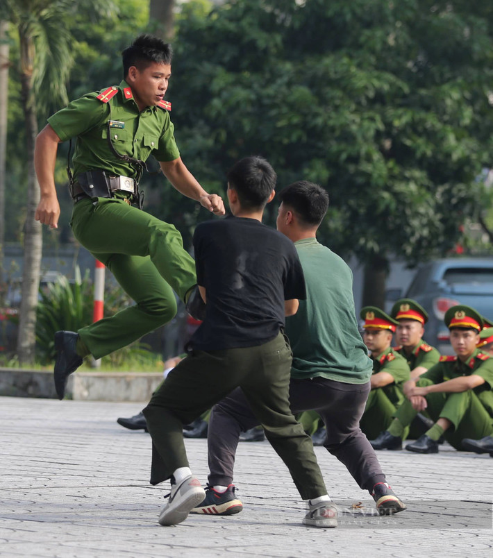 br/> Tình huống trấn áp tội phạm được các chiến sĩ thực hành thuần thục trên thao trường.