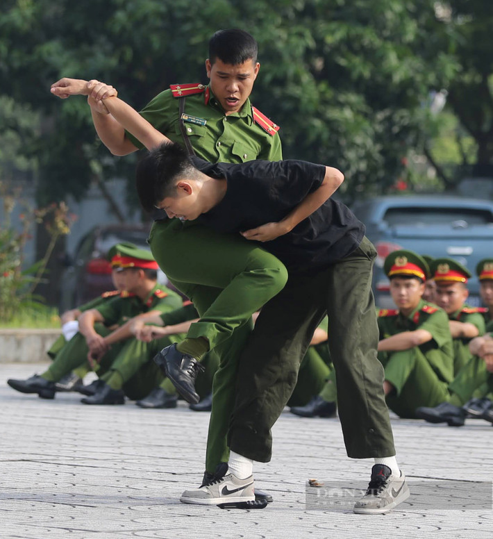 Các chiến sĩ đều nỗ lực, cố gắng thể hiện hết mình trong mỗi tình huống.