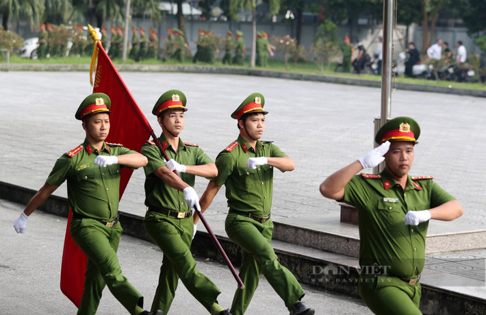 Cán bộ, chiến sĩ Phòng Cảnh sát bảo vệ thực hiện các động tác điều lệnh đội ngũ. Chương trình được tổ chức nhằm kiểm tra, đánh giá hiệu quả công tác tập huấn điều lệnh, võ thuật năm 2024. Hình ảnh các chiến sĩ thực hiện phần duyệt đội ngũ theo từng đại đội.