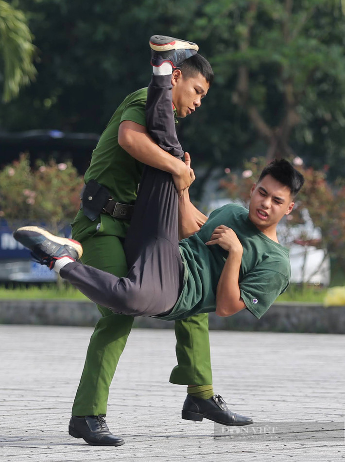 Tình huống đánh bắt khống chế đối tượng.