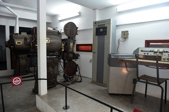 Khu vực đặt máy chiếu phim.